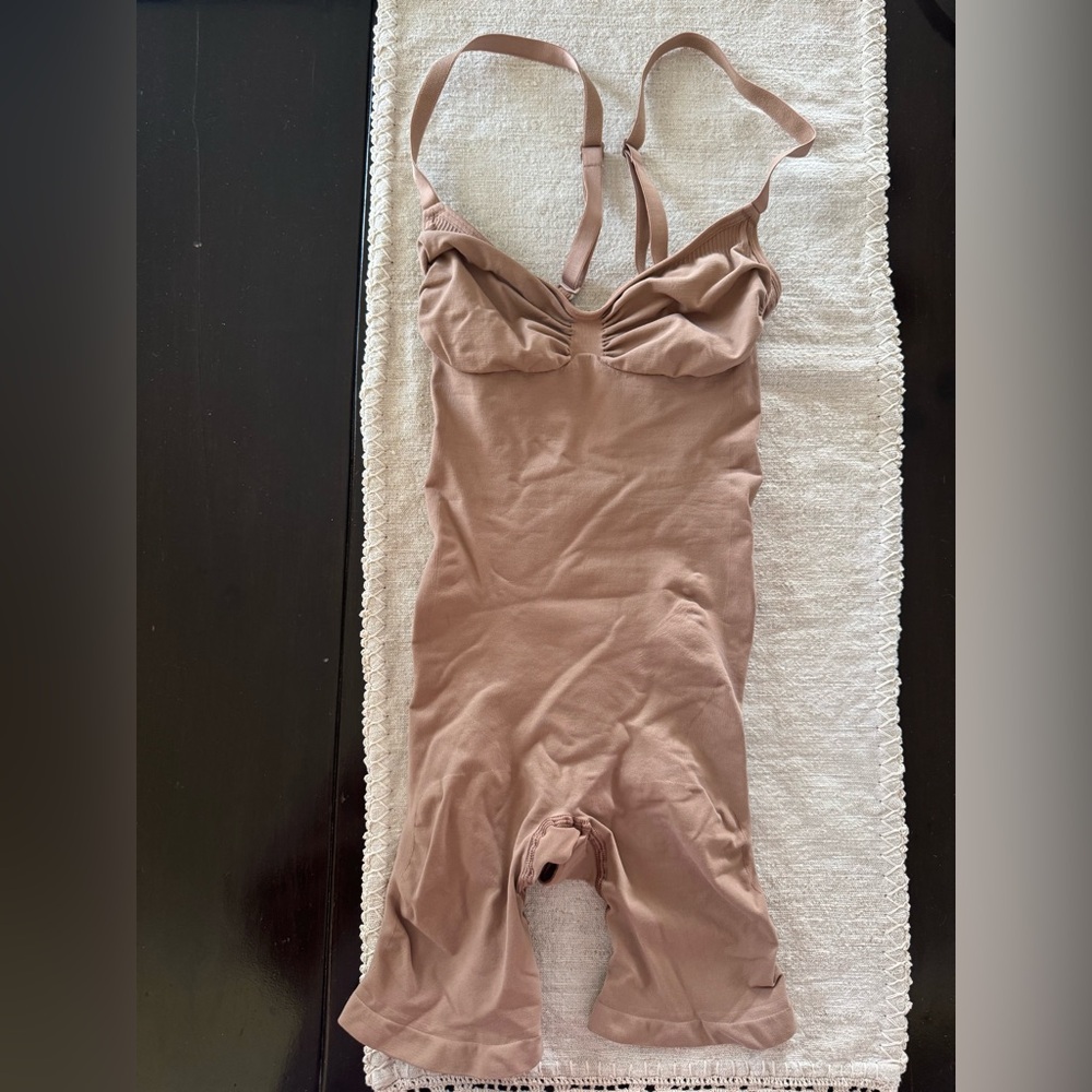 SKIMS Seamless Sculpt High Wasted Mid Thigh Shorts - Size M